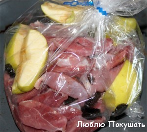 утка с яблоками в рукаве