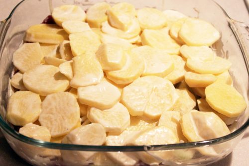 слой картофеля в мясе по французски